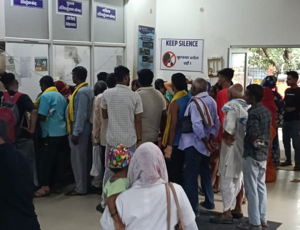 सर्वर ने रोकी इलाज की रफ्तार, गर्मी में कतार में तड़पते रहे मरीज