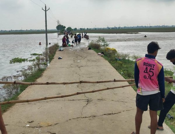 तेज धार के बीच सड़क पर मौत का सफर, प्रशासन ने लगाई रोक