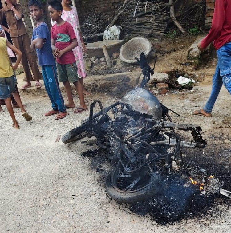 दो गांवों के टकराव से गरमाया माहौल, भीड़ ने फूंकी बाइक; फायरिंग की चर्चा से बढ़ी सनसनी