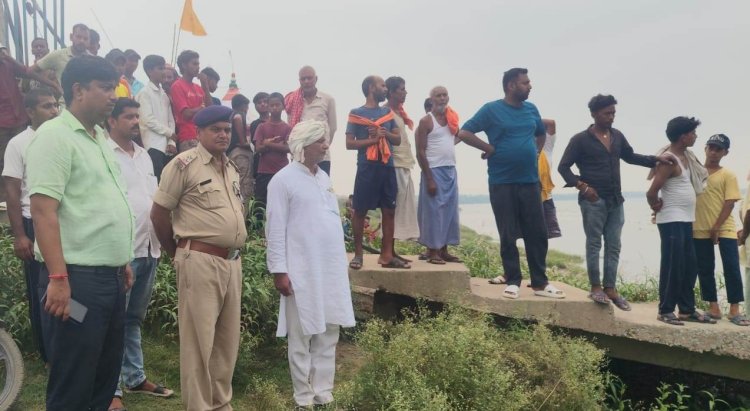 गंगा में स्नान करने उतरे अधेड़ लापता, घंटों चली तलाश के बाद भी नहीं मिला सुराग