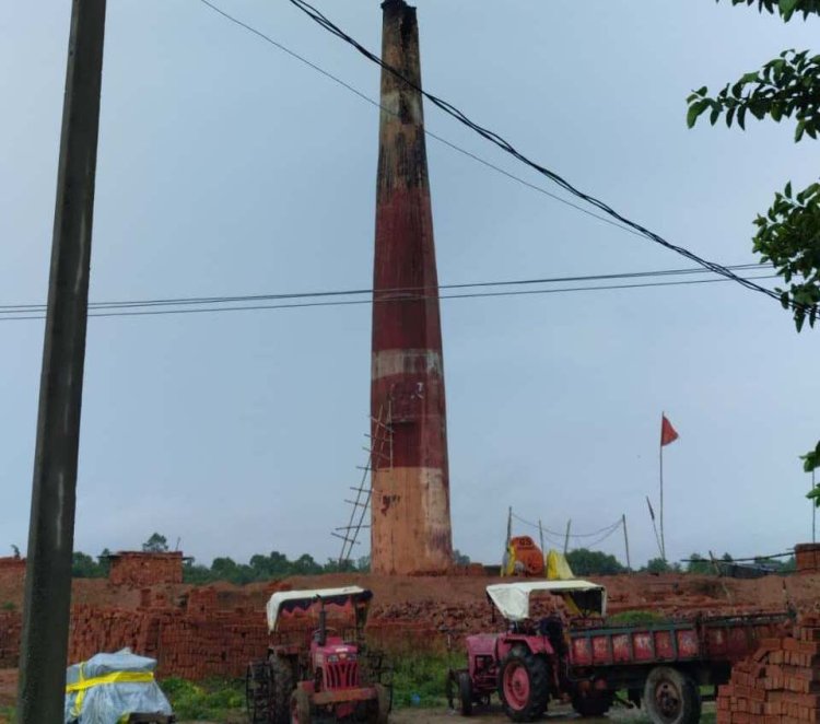 आकाशीय बिजली गिरने से ईंट भट्ठे की चिमनी ध्वस्त, बड़ा हादसा टला