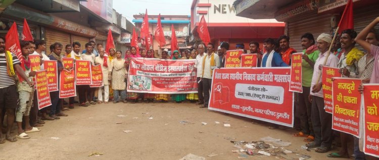 छठे दिन भी नहीं टूटी सफाईकर्मियों की हड़ताल, सड़कों पर उतरे निकाय कर्मी