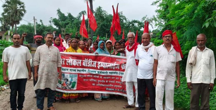 आठवें दिन भी सफाईकर्मियों की हड़ताल, कचरे के ढेर के बीच निकला मार्च