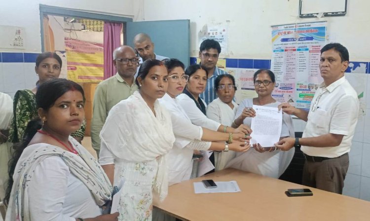 बायोमेट्रिक हाजिरी का आदेश रद्द करने की मांग पर स्वास्थ्यकर्मियों ने किया प्रदर्शन