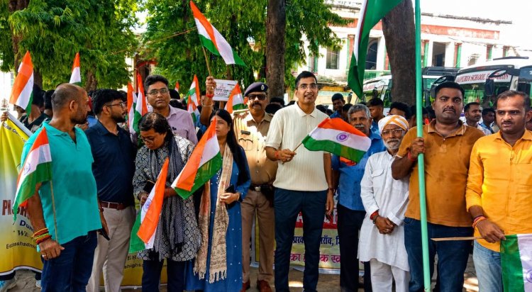 हर घर तिरंगा के रंग में रंगा डुमरांव, गूंजा भारत माता की जय का जयघोष