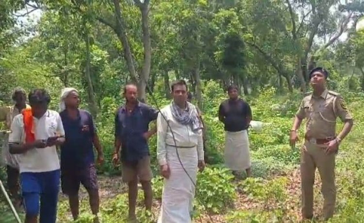 रात के अंधेरे में ट्रांसफॉर्मर उखाड़ ले गए चोर, तांबा निकाल खेत में फेंके पुर्जे