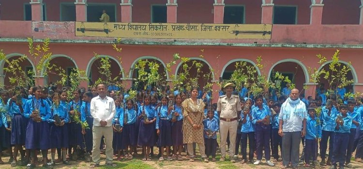 बच्चों को पौधों का उपहार, हरियाली का संकल्प