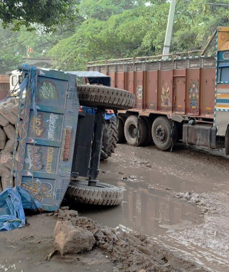 महरौरा मोड़ के पास पलटी सिमेंट लदी ट्रैक्टर ट्राली, चार घंटे तक लगा रहा भीषण जाम
