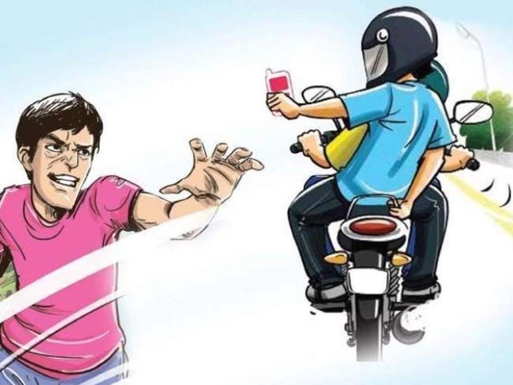 दुर्घटना के बाद मदद के नाम पर बाइक ले उड़े ‘मददगार’