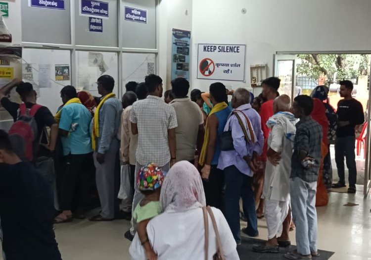 सर्वर ने रोकी इलाज की रफ्तार, गर्मी में कतार में तड़पते रहे मरीज