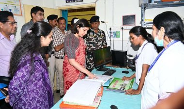सिमरी अस्पताल में डीएम का औचक निरीक्षण, लापरवाह कर्मियों पर गिरी गाज
