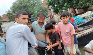 चौसा-मोहनिया मार्ग पर बाढ़ का दबाव, एक फीट पानी के बीच दौड़ रहे वाहन