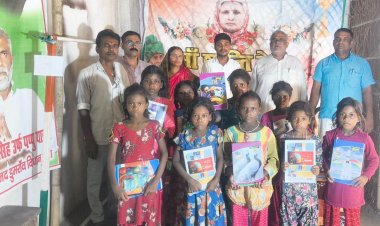 शिक्षक दिवस पर अनुसूचित जाति की बेटियों को बांटी गई कलम-कॉपी व मिठाई