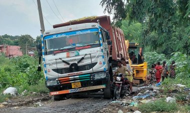 सड़क पर धंसा बालू लदा ट्रक, घंटों बाधित रहा आवागमन