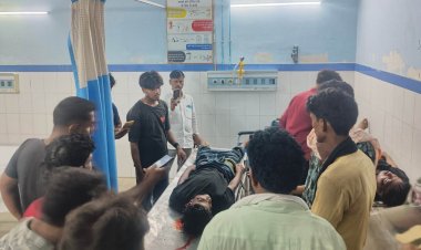 खड़े ट्रक के नीचे समा गई बाइक, दो युवकों की दर्दनाक मौत