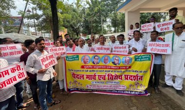 सड़कें जर्जर, टेंडर की प्रक्रिया बेपटरी; डुमरांव में सड़क निर्माण को लेकर सड़क पर उतरे लोग
