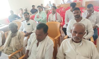 चौसा बीस सूत्री की बैठक में अफसरों से जवाबदेही की मांग, अंचल कार्यालय में दलालों के हस्तक्षेप पर जताई नाराजगी