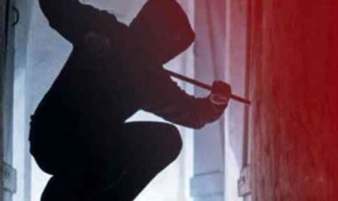 निर्माणाधीन मुर्गी फार्म से लाखों का माल साफ, 25 टीन शेड समेत पाइप-तार ले उड़े चोर