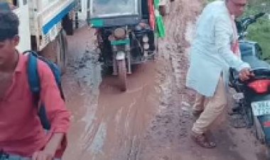 एक साल में उखड़ गई स्टेशन रोड की नई सड़क, गड्ढों में तब्दील हुआ रास्ता