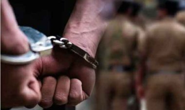 गश्त में पुलिस की नजर पड़ी तो खुला शराब तस्करी का राज, 34 लीटर देसी शराब के साथ बाइक सवार गिरफ्तार