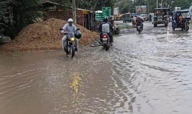 नाली जाम, मुख्य सड़क पर जमा पानी; राहगीरों की बढ़ी मुश्किल