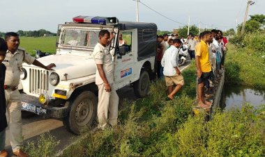 पानी में तैरते बोरे ने मचाया हड़कंप, शव की आशंका में पहुंची पुलिस; खुला राज तो निकला मरा भैंस का बच्चा