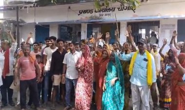 प्रधानमंत्री आवास योजना में पैसे लेने के आरोप से गरमाया मामला