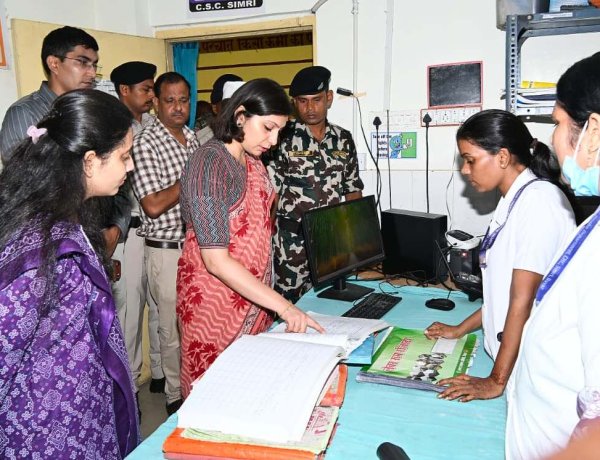 सिमरी अस्पताल में डीएम का औचक निरीक्षण, लापरवाह कर्मियों पर गिरी गाज