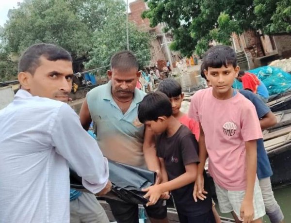 चौसा-मोहनिया मार्ग पर बाढ़ का दबाव, एक फीट पानी के बीच दौड़ रहे वाहन