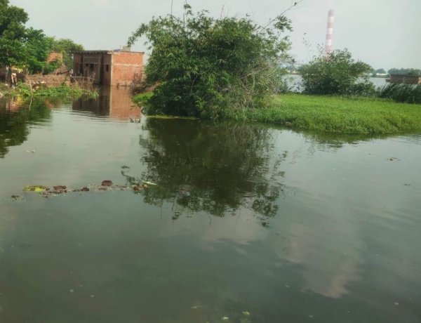 बाढ़ का फैलता दायरा, कई गांवों का सड़क संपर्क टूटा