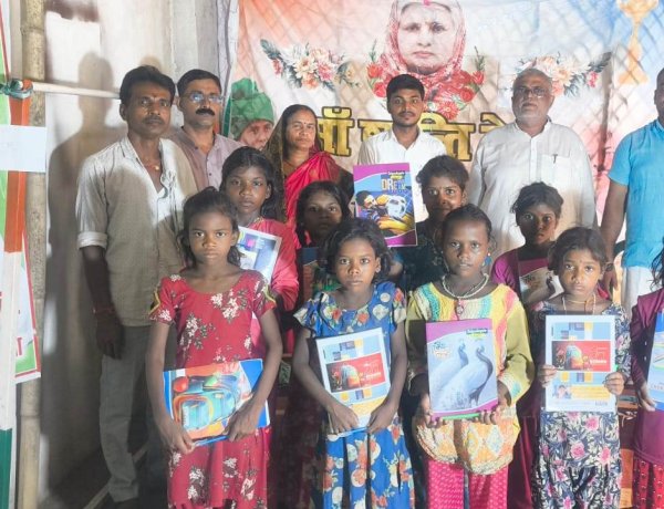 शिक्षक दिवस पर अनुसूचित जाति की बेटियों को बांटी गई कलम-कॉपी व मिठाई