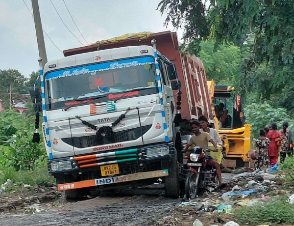 सड़क पर धंसा बालू लदा ट्रक, घंटों बाधित रहा आवागमन