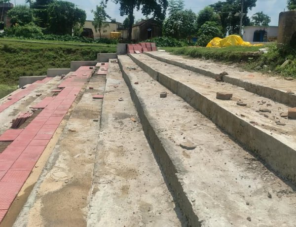 तालाब सुंदरीकरण में गुणवत्ता पर बवाल, ग्रामीणों ने बंद कराया निर्माण