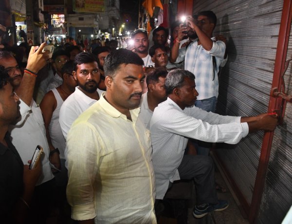 छह शर्तों के साथ छह दिन बाद खुला डुमरांव का प्रजापति मिष्ठान्न भंडार