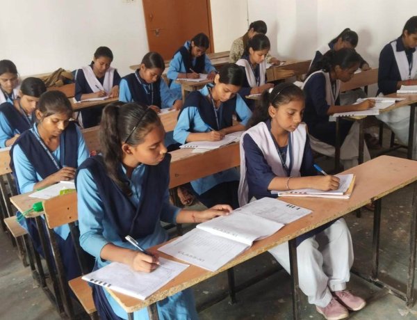 प्लस टू हाईस्कूलों में बारहवीं की अर्धवार्षिक परीक्षा शुरू
