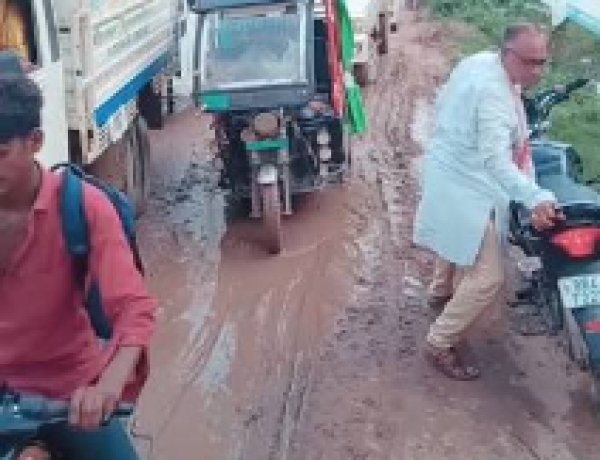 एक साल में उखड़ गई स्टेशन रोड की नई सड़क, गड्ढों में तब्दील हुआ रास्ता