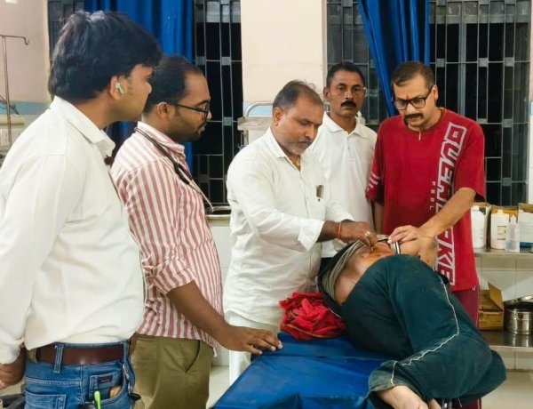 डुमरांव स्टेशन पर अधेड़ यात्री जख्मी, हालत गंभीर, रेफर