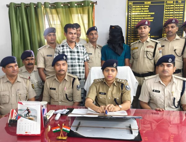 खाकी का खौफ दिखाकर ट्रेनों में वसूली, विरोध पर युवक को चलती ट्रेन से दिया धक्का