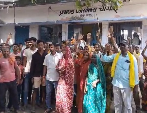 प्रधानमंत्री आवास योजना में पैसे लेने के आरोप से गरमाया मामला