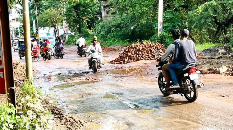 गड्ढों से जल्द मिलेगी राहत, स्टेशन रोड के स्थायी कायाकल्प की भी तैयारी