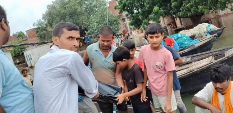 चौसा-मोहनिया मार्ग पर बाढ़ का दबाव, एक फीट पानी के बीच दौड़ रहे वाहन