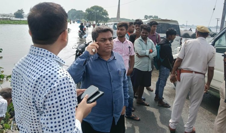 बाढ़ में डूबी चौसा-मोहनिया सड़क, खतरे के बीच जारी वाहनों की आवाजाही