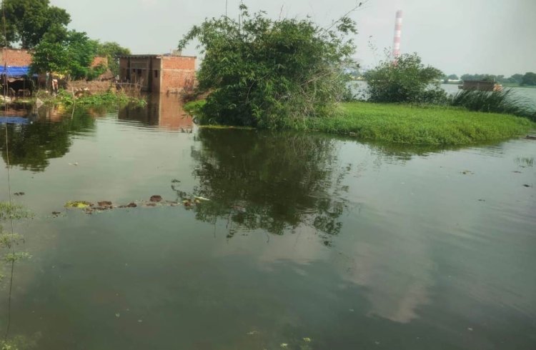 बाढ़ का फैलता दायरा, कई गांवों का सड़क संपर्क टूटा