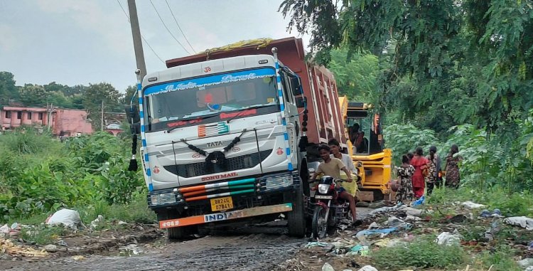 सड़क पर धंसा बालू लदा ट्रक, घंटों बाधित रहा आवागमन
