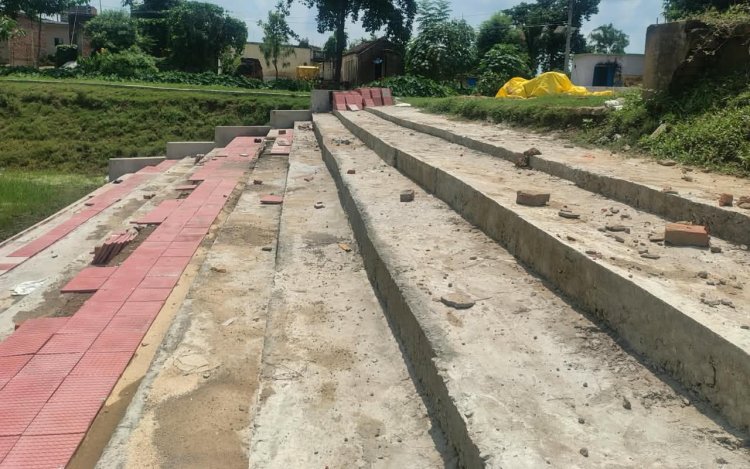 तालाब सुंदरीकरण में गुणवत्ता पर बवाल, ग्रामीणों ने बंद कराया निर्माण