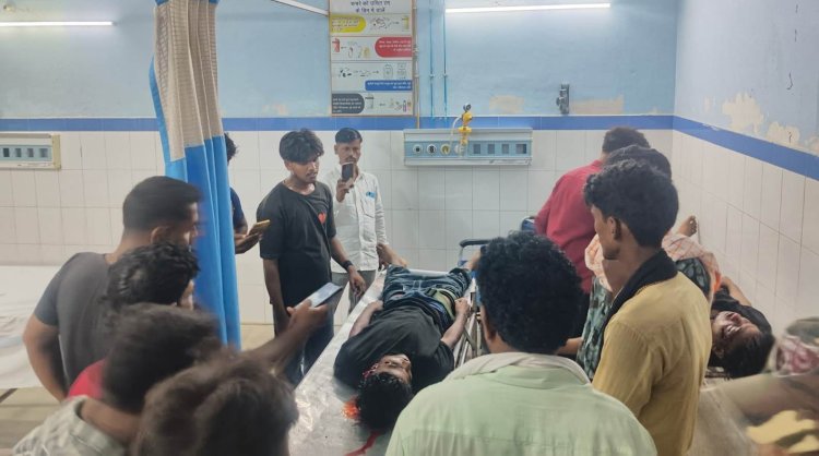 खड़े ट्रक के नीचे समा गई बाइक, दो युवकों की दर्दनाक मौत