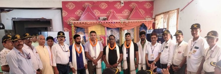 पूर्व सैनिकों की बैठक में दो युवा सैन्य अधिकारियों का सम्मान