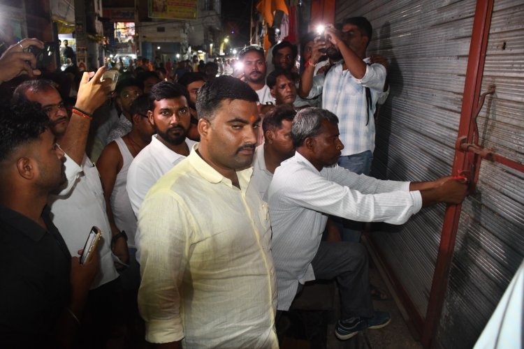 छह शर्तों के साथ छह दिन बाद खुला डुमरांव का प्रजापति मिष्ठान्न भंडार