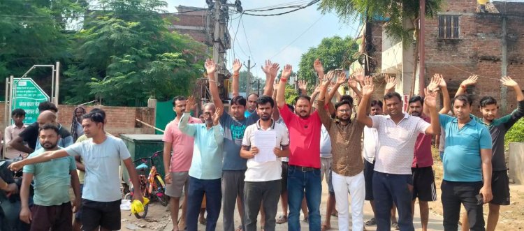 सड़क की ढलाई पर उठे सवाल, एसडीएम ने बैठाई जांच की निगरानी