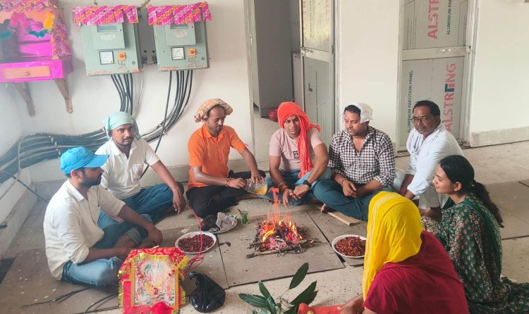 धूमधाम से की गई देव शिल्पी भगवान विश्वकर्मा की पूजा-अर्चना व आरती